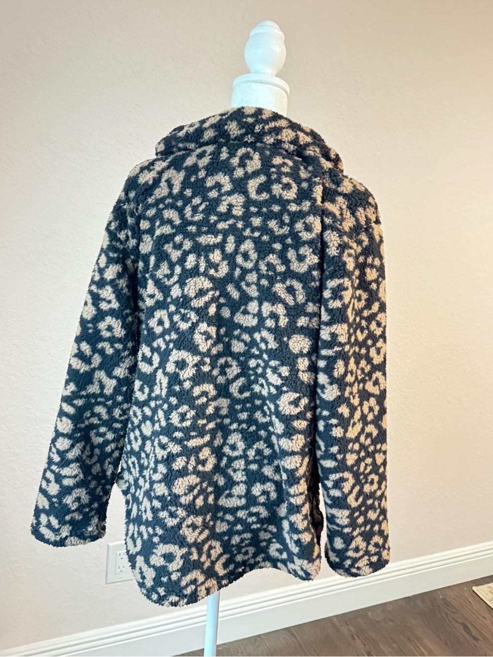 Koolaburra Ugg Sherpa Leopard Print Half-Zip Pullover Sweater size M black cream - Picture 3 of 6